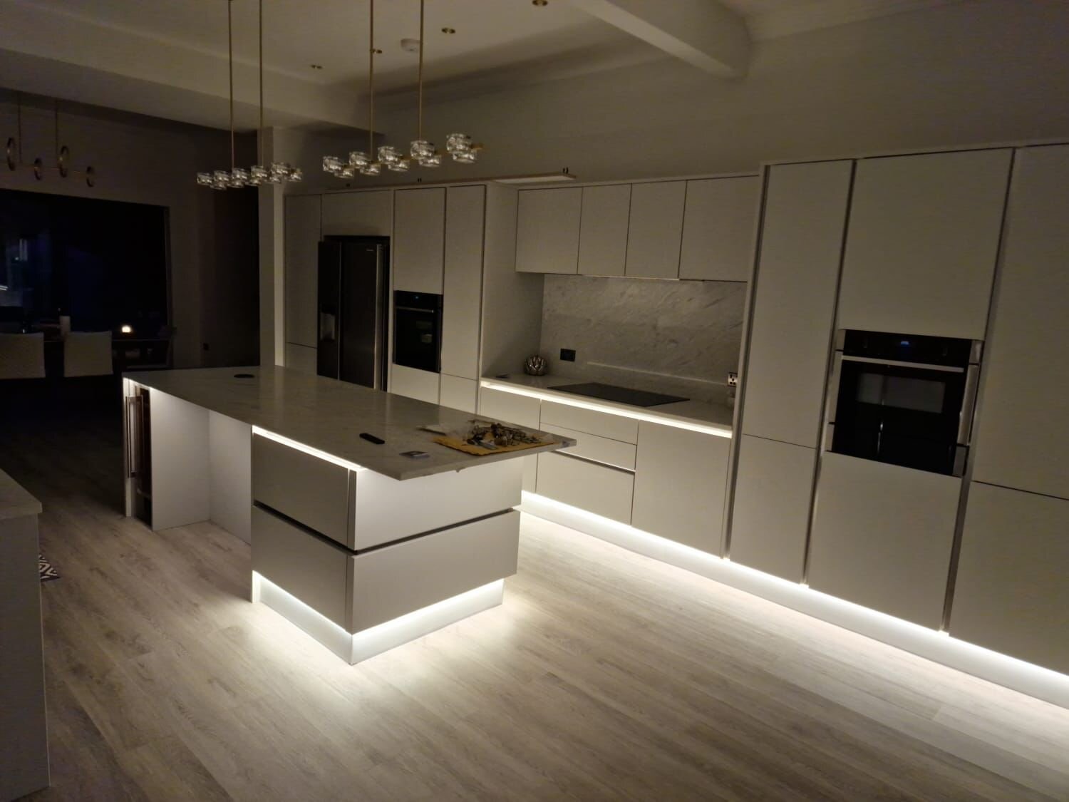 Handleless kitchen with island and integrated appliances, signature London project